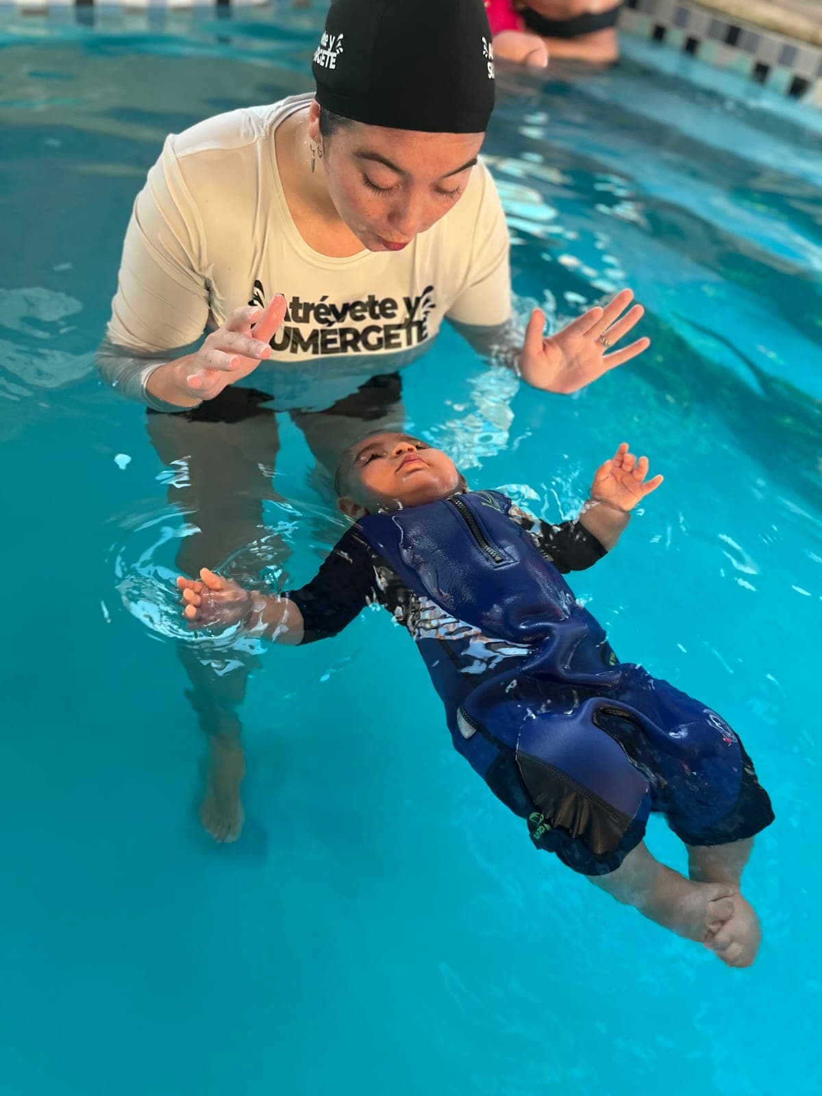 Una mujer y un bebé en la piscina